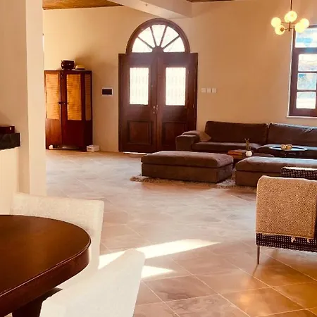 The Colonial Hotel