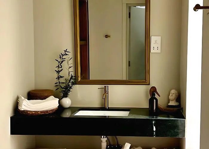 Готель The Colonial