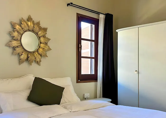 Готель The Colonial 5*